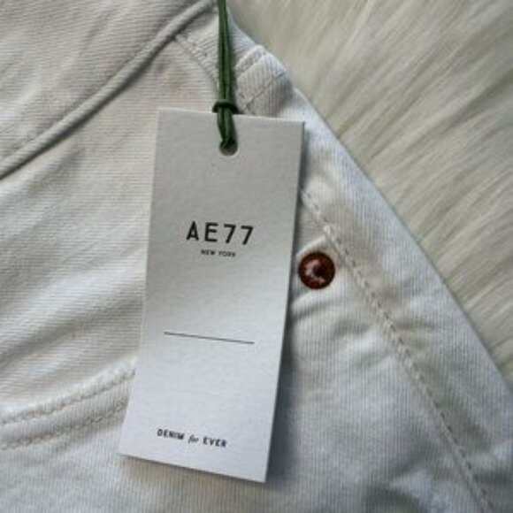 AE77 The Classic Cut Off Denim Shorts - Picture 4 of 5